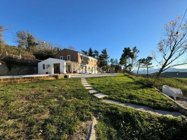 casa indipendente in vendita a Mombaroccio