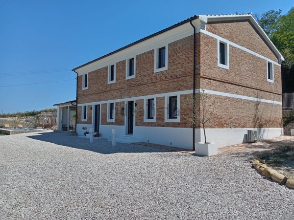 casa indipendente in vendita a Mombaroccio