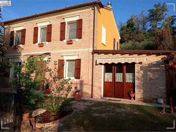 casa indipendente in vendita a Mombaroccio