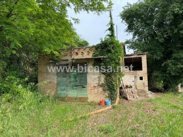 locale commerciale in vendita a Mombaroccio in zona Montegiano