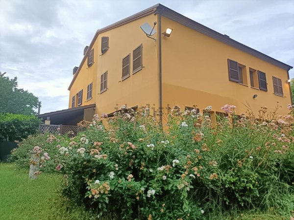 casa indipendente in vendita a Mombaroccio