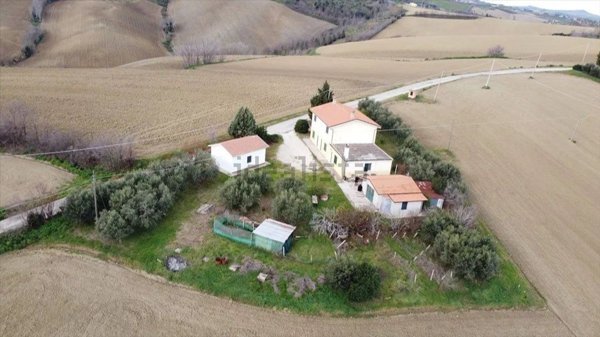 casa indipendente in vendita a Mombaroccio