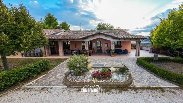 casa indipendente in vendita a Mombaroccio