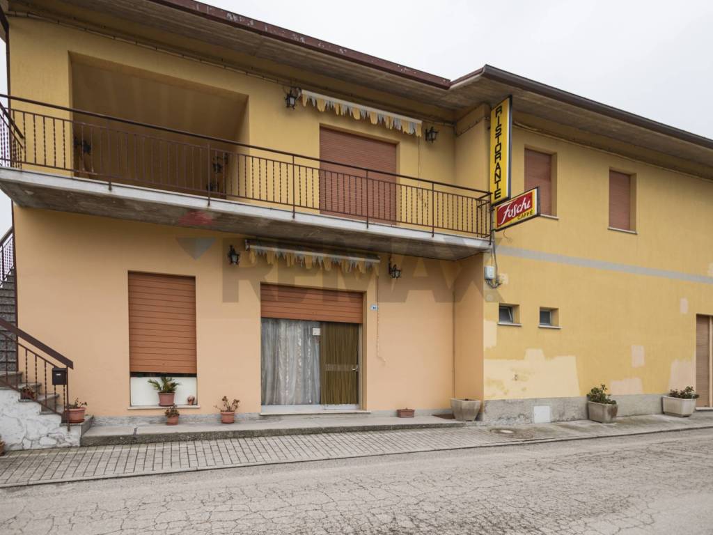 casa indipendente in vendita a Mombaroccio