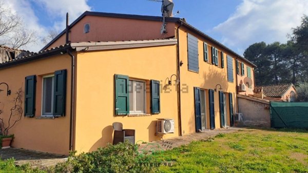 casale in vendita a Mombaroccio