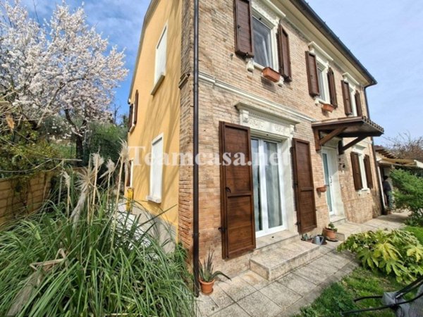casa indipendente in vendita a Mombaroccio