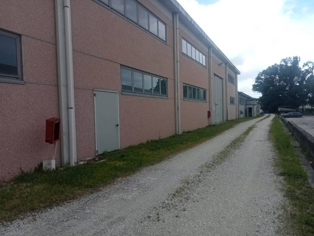 locale commerciale in vendita a Mombaroccio in zona Villagrande