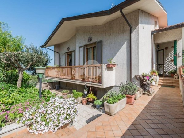 casa indipendente in vendita a Mombaroccio