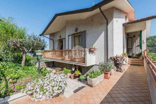 casa indipendente in vendita a Mombaroccio
