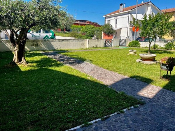 appartamento in vendita a Mombaroccio in zona Villagrande