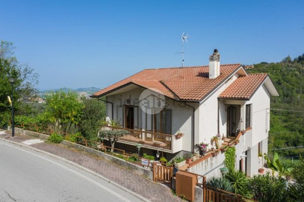 casa indipendente in vendita a Mombaroccio