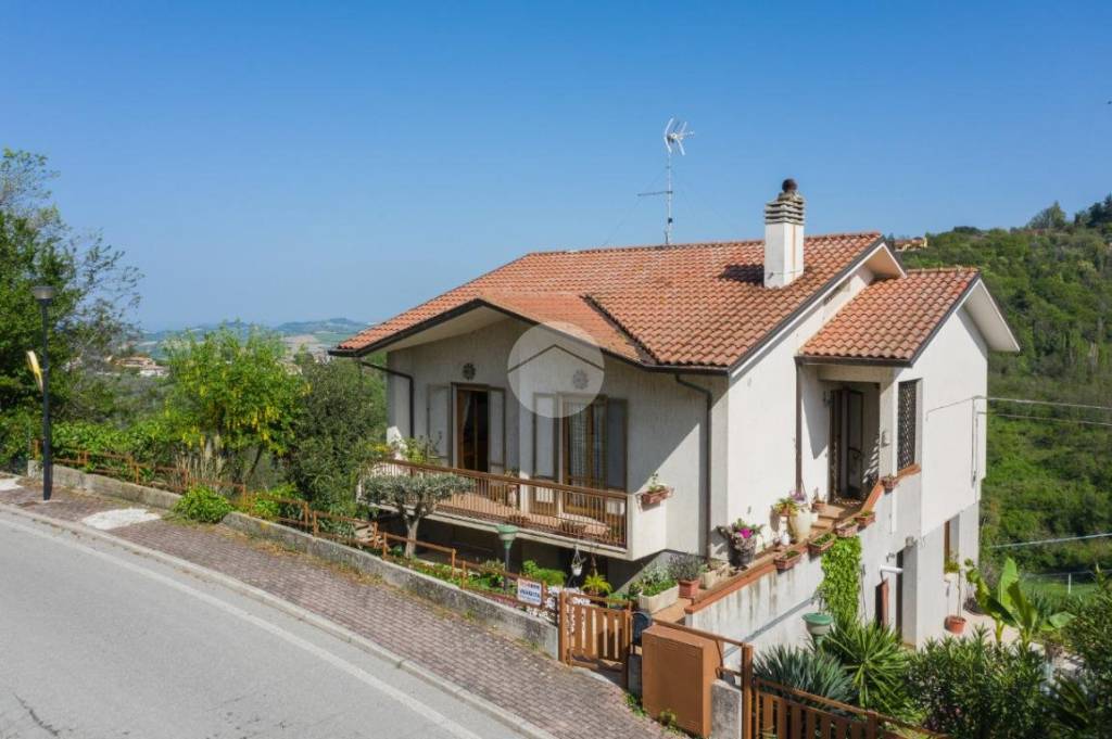 casa indipendente in vendita a Mombaroccio