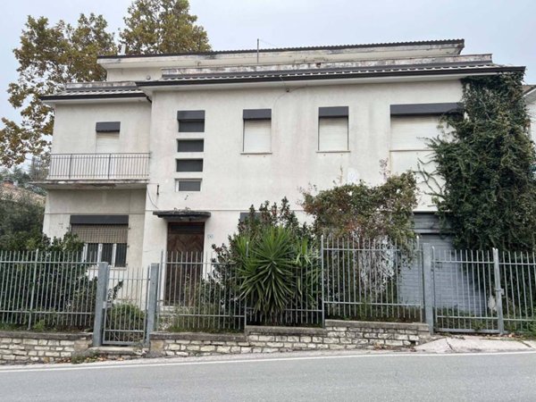 casa indipendente in vendita a Mombaroccio