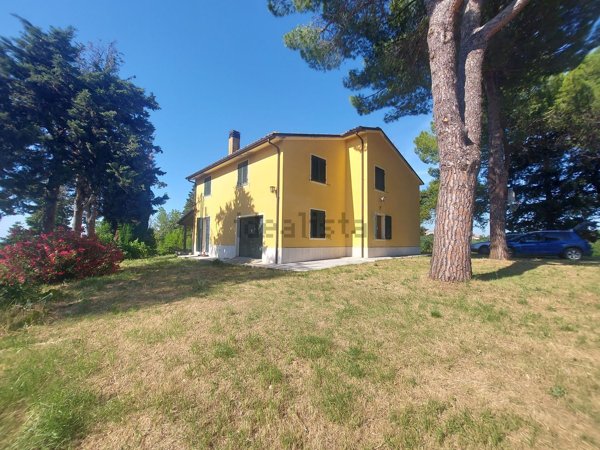 casa indipendente in vendita a Mombaroccio