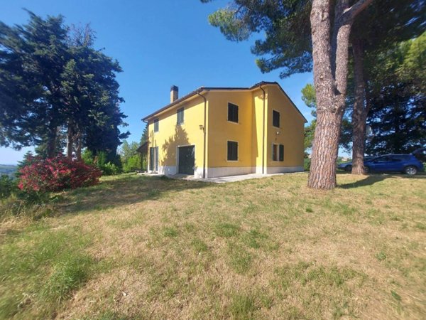 casa indipendente in vendita a Mombaroccio