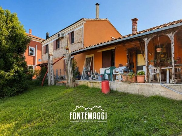 casa indipendente in vendita a Mombaroccio