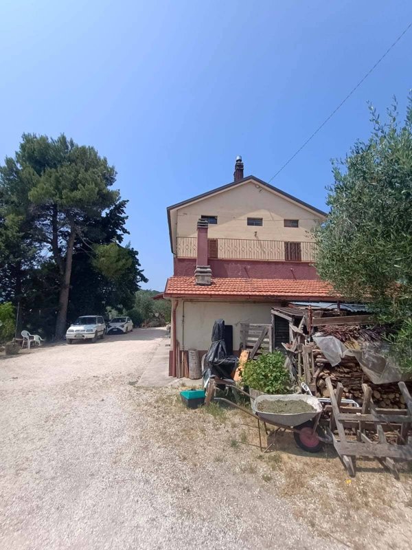 casa indipendente in vendita a Mombaroccio