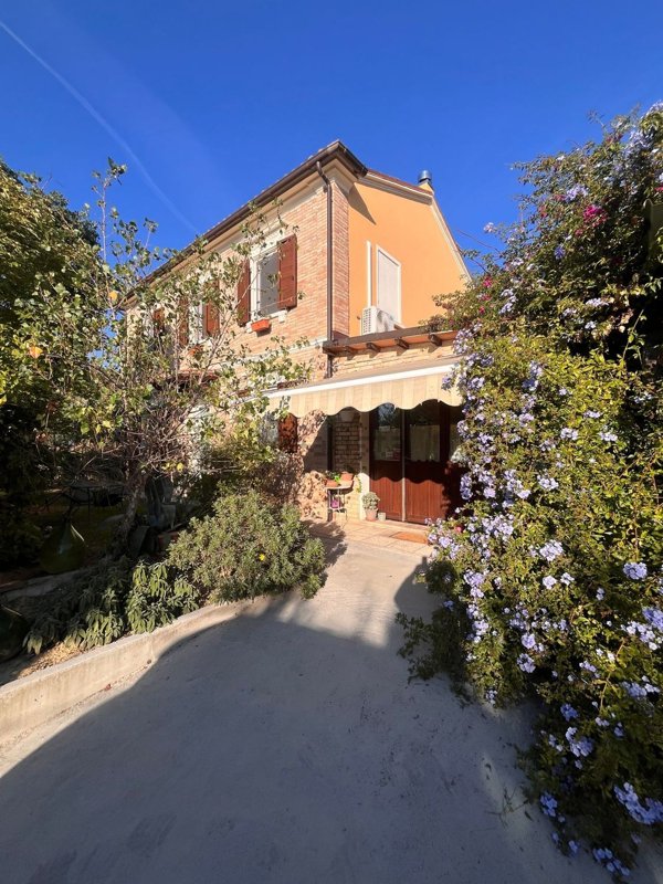 casa indipendente in vendita a Mombaroccio