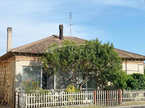 casa indipendente in vendita a Mondavio