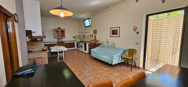 esavano in vendita a Mondavio