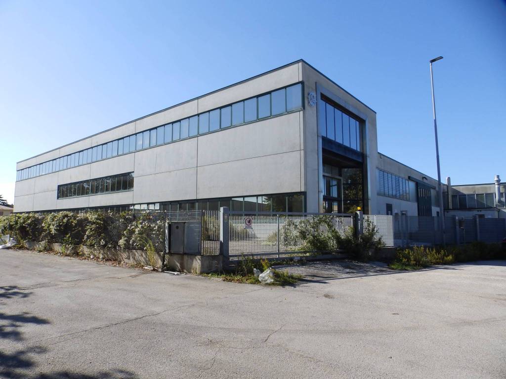 locale commerciale in vendita a Mondolfo