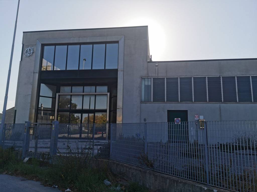 locale commerciale in vendita a Mondolfo