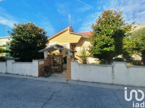casa indipendente in vendita a Mondolfo in zona Marotta