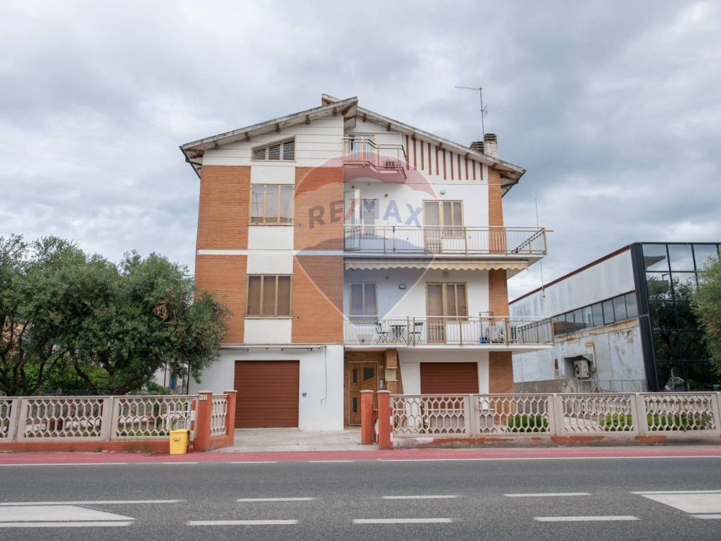 casa indipendente in vendita a Mondolfo in zona Marotta
