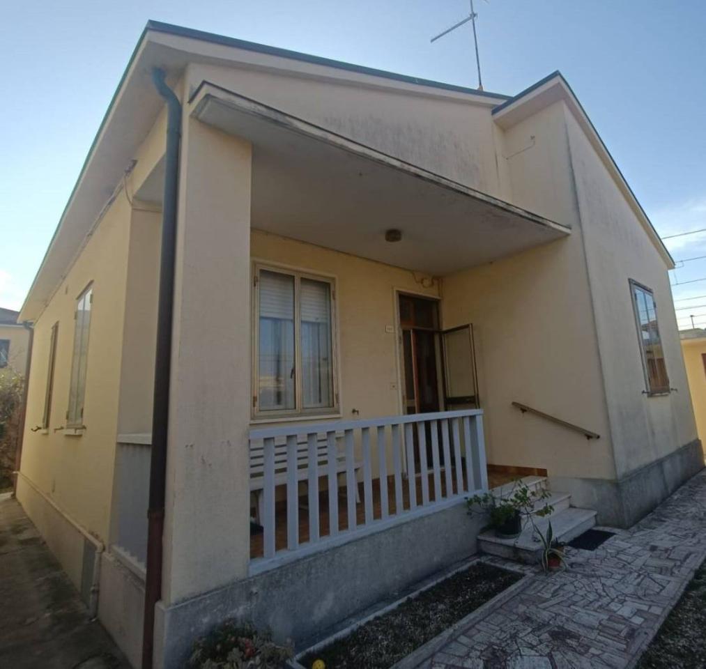 casa indipendente in vendita a Mondolfo in zona Marotta