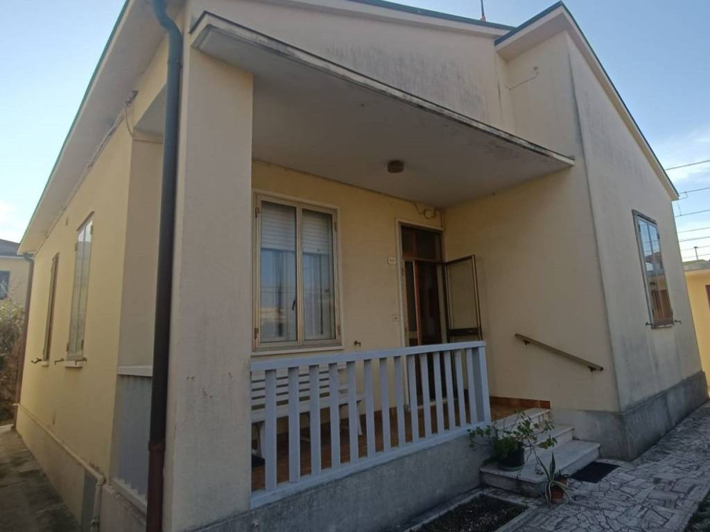 casa indipendente in vendita a Mondolfo in zona Marotta