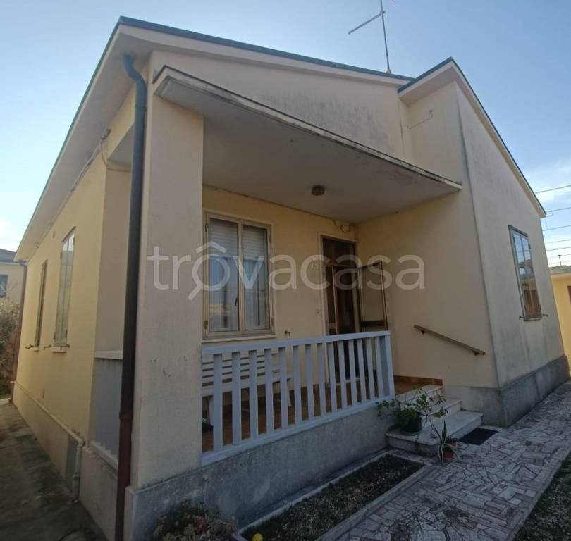 casa indipendente in vendita a Mondolfo in zona Marotta