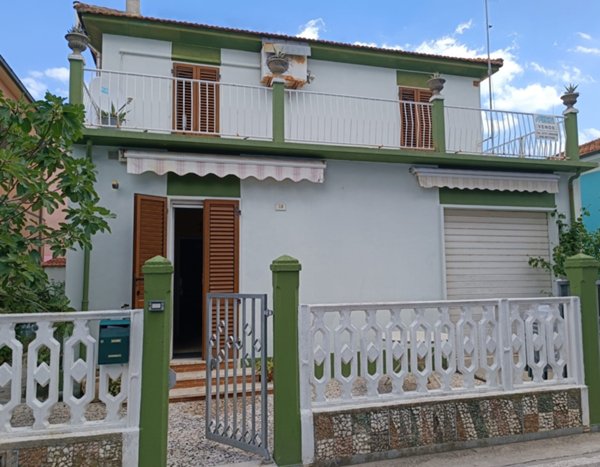 casa indipendente in vendita a Mondolfo in zona Marotta