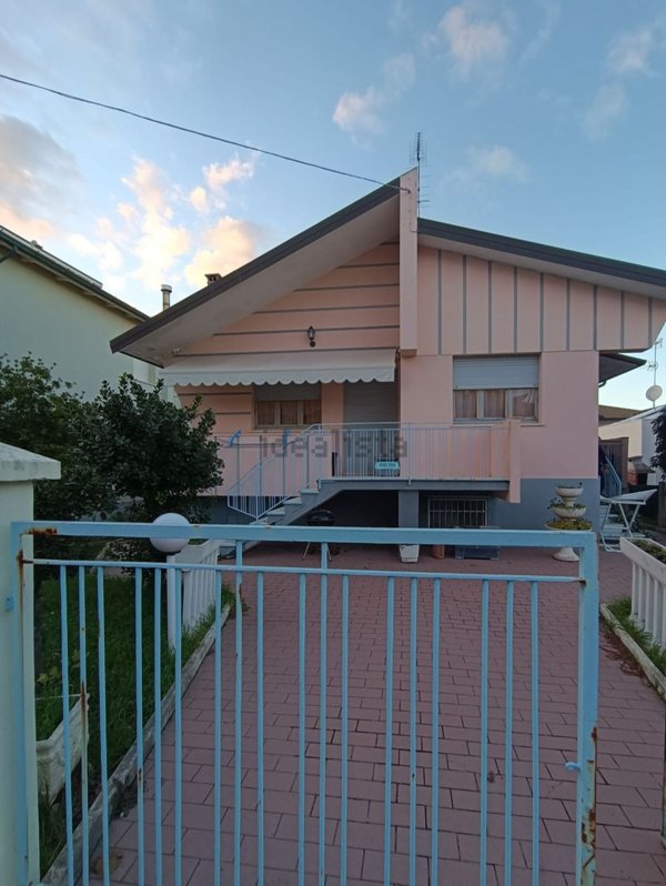 casa indipendente in vendita a Mondolfo in zona Marotta