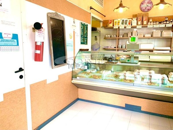 locale commerciale in vendita a Mondolfo in zona Marotta