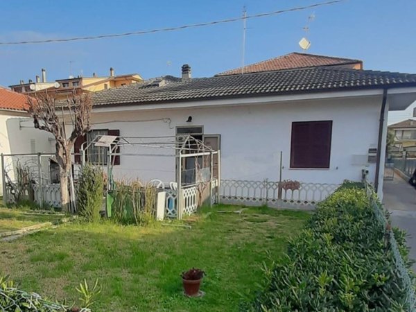 casa indipendente in vendita a Mondolfo in zona Marotta