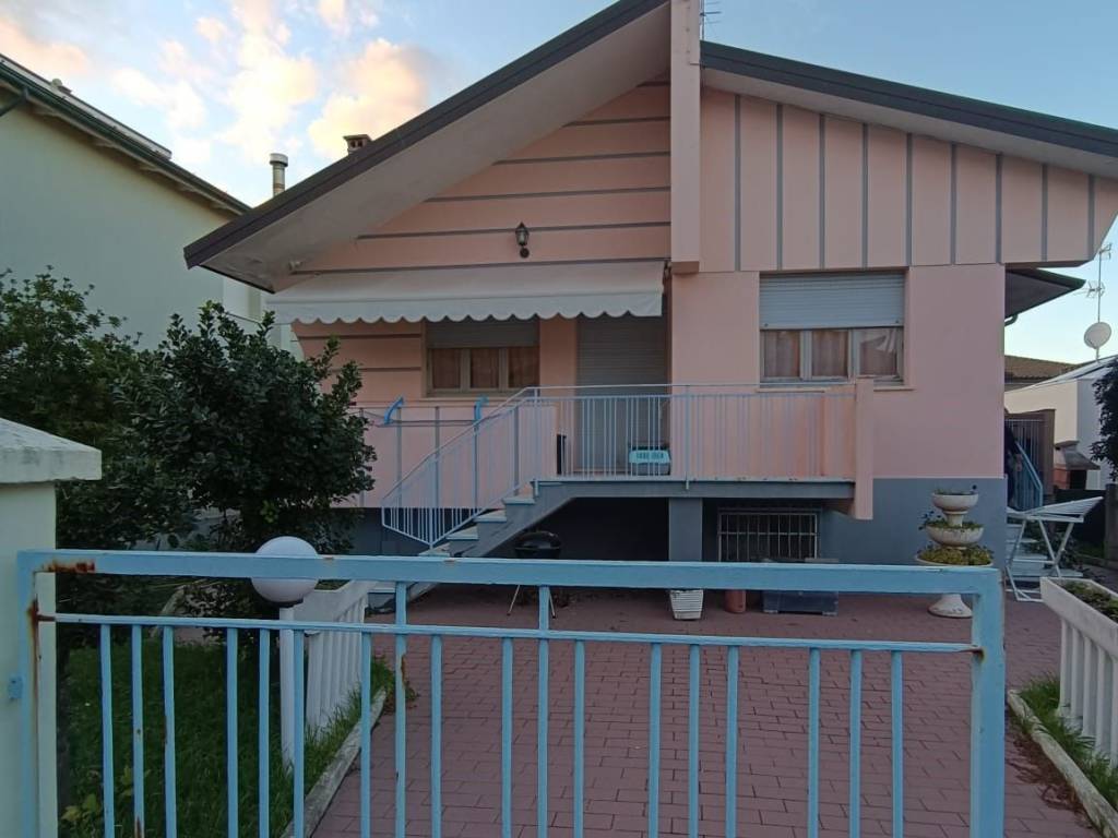 casa indipendente in vendita a Mondolfo in zona Marotta