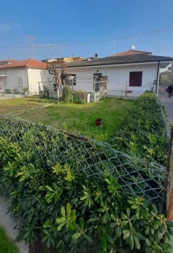 casa indipendente in vendita a Mondolfo in zona Marotta