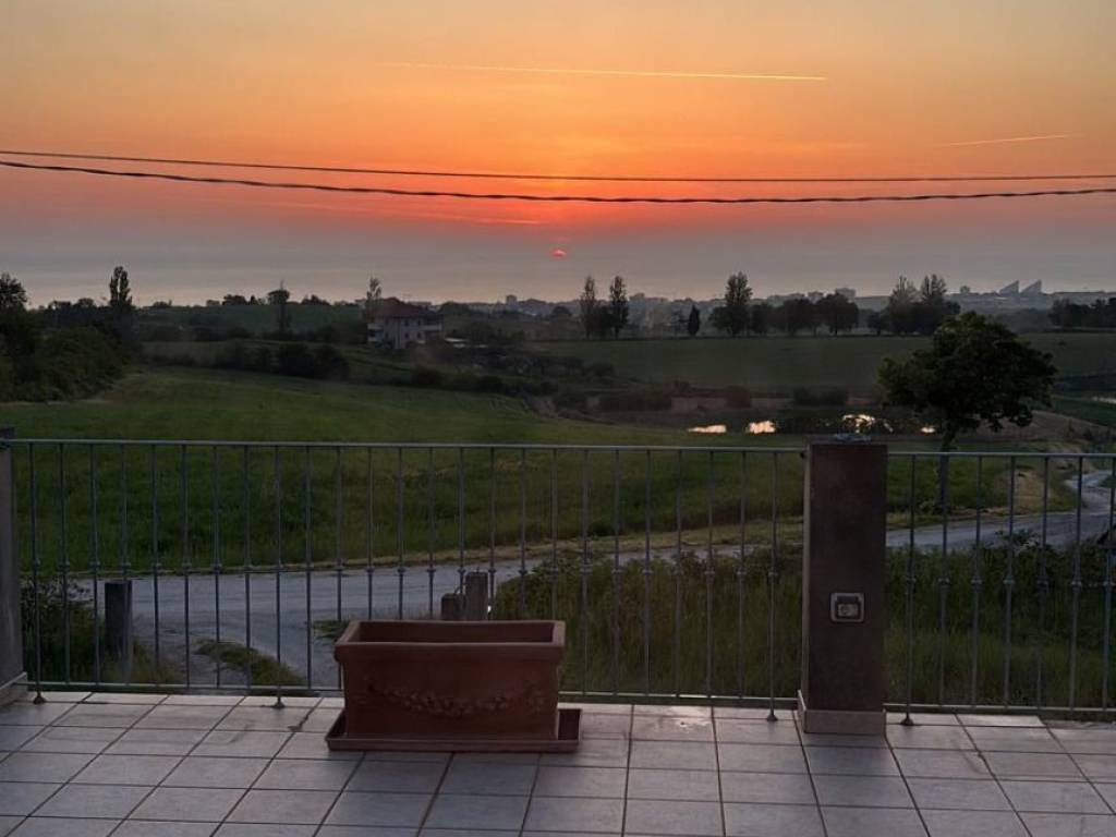 casa indipendente in vendita a Mondolfo in zona Marotta