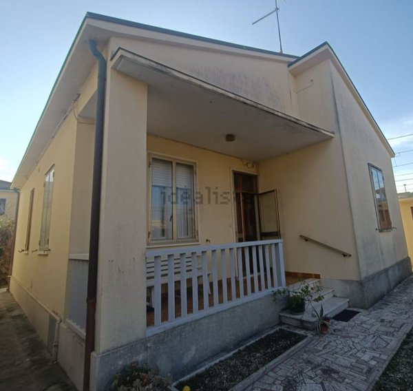 casa indipendente in vendita a Mondolfo in zona Marotta