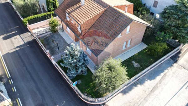 casa indipendente in vendita a Mondolfo in zona Marotta