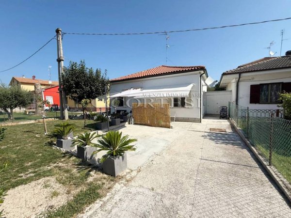 casa indipendente in vendita a Mondolfo in zona Marotta