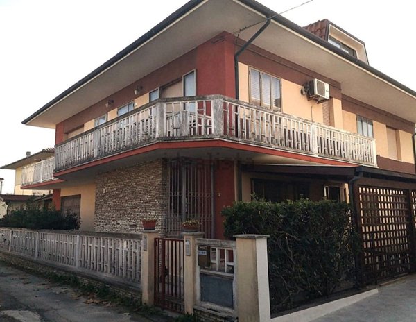 casa indipendente in vendita a Mondolfo in zona Marotta