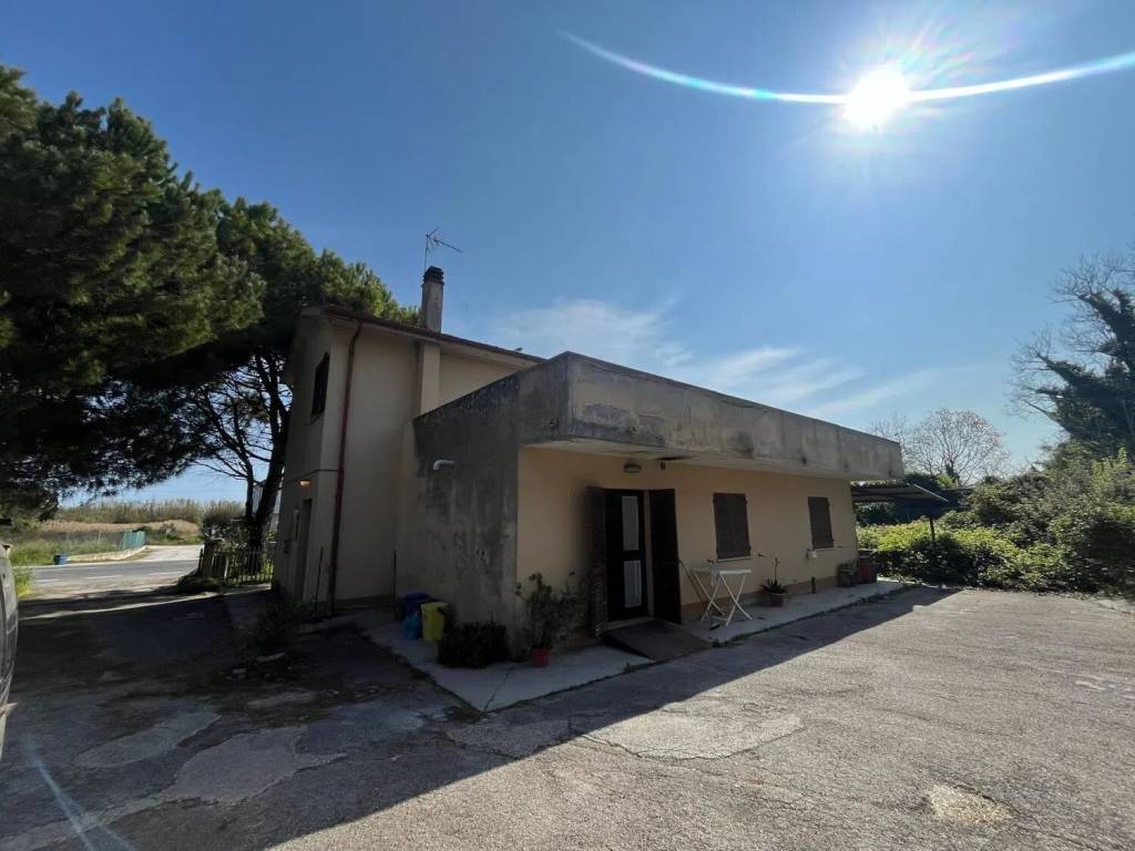 casa indipendente in vendita a Mondolfo in zona Marotta