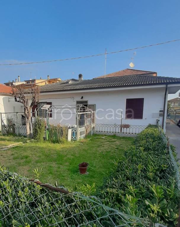 casa indipendente in vendita a Mondolfo in zona Marotta