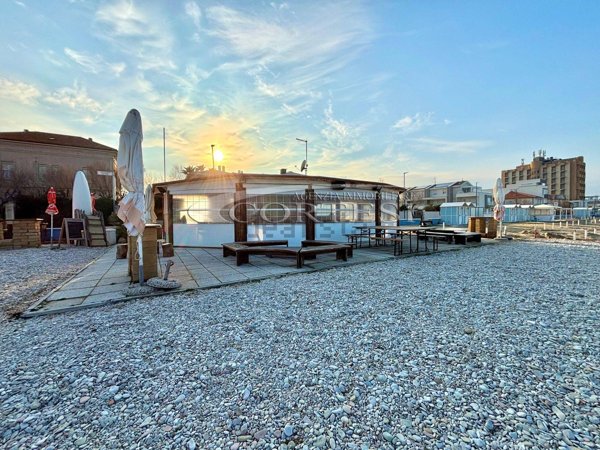 locale commerciale in vendita a Mondolfo in zona Marotta