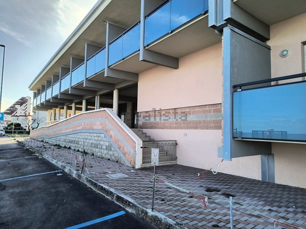 locale commerciale in vendita a Mondolfo in zona Marotta