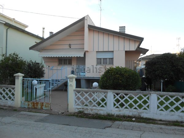 casa indipendente in vendita a Mondolfo in zona Marotta