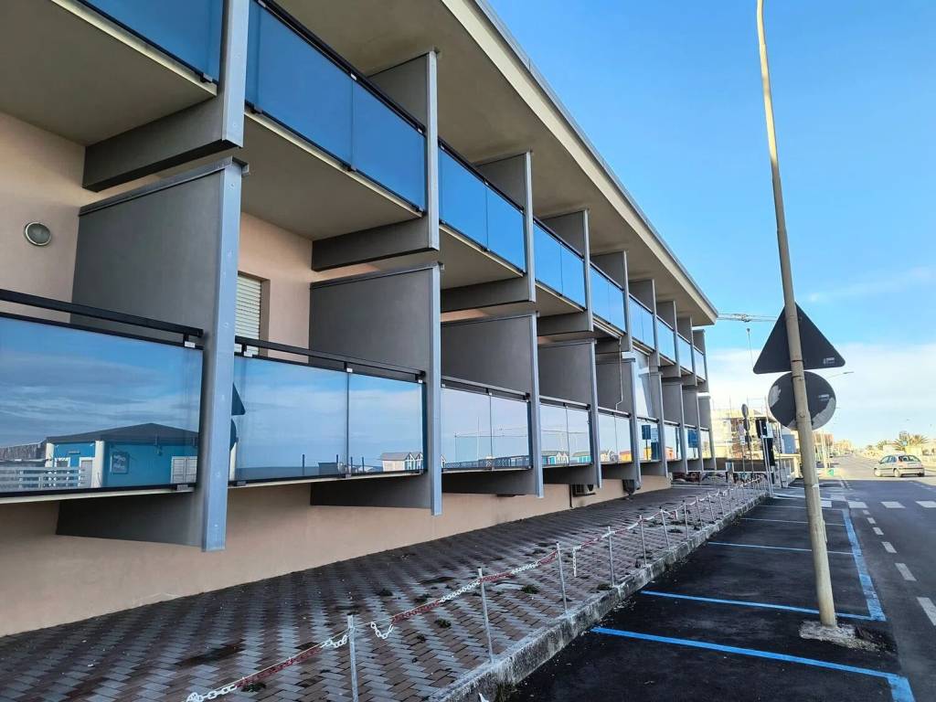 negozio in vendita a Mondolfo in zona Marotta