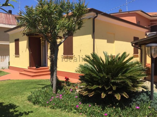 casa indipendente in vendita a Mondolfo in zona Marotta