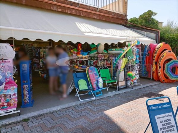 negozio in vendita a Mondolfo in zona Marotta